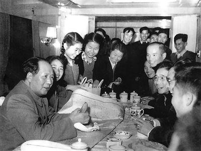1960年6月，毛主席得知美国总统艾森豪威尔要窜访台湾的消息后，在最高国务会议上