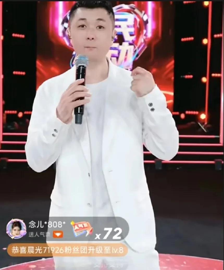 太原老葛全民心动牵手成功嘉宾一起旅游的VCR播出，老葛祝他们能够早日求婚结婚，拿