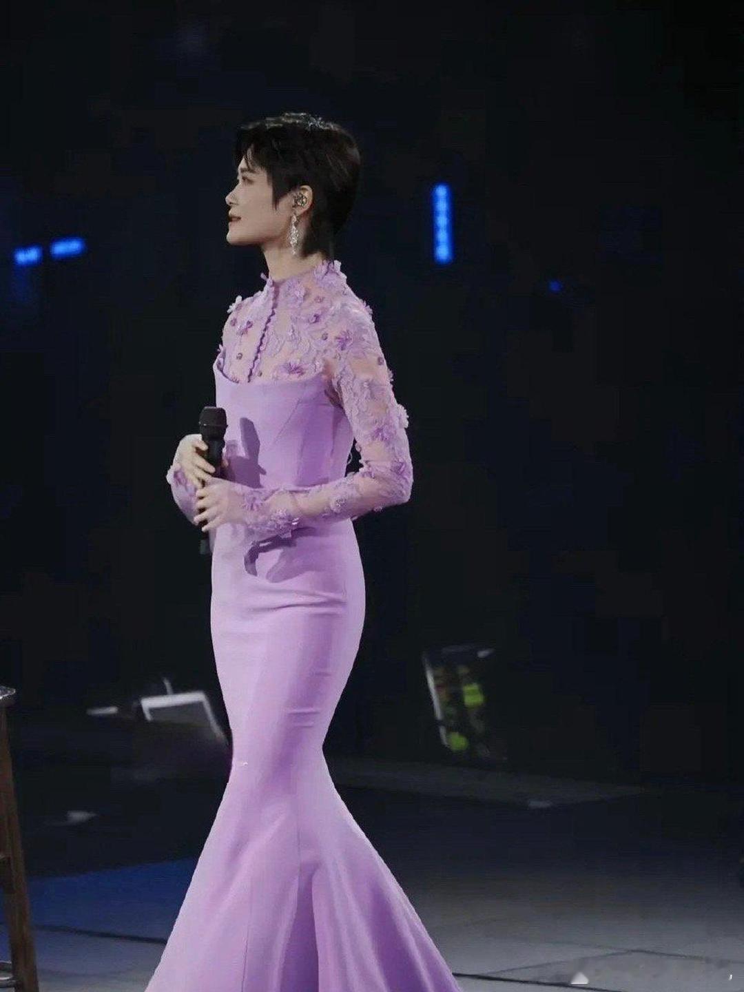李宇春居然穿裙子了，还是这种颜色娇嫩的裙子！