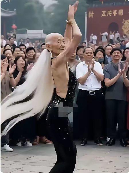 我毫不怀疑这位老奶奶至少有90高龄了！
