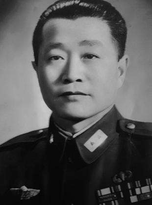 1927年，周总理被捕，谁料，审讯他的人，竟是他的学生，他凑近周恩来，轻声说：“