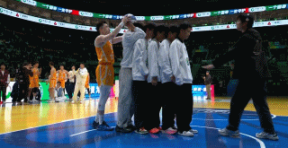 我来说句公道话，外卡选手年年都是飞跨n个人扣篮，这次又是两轮，审美疲劳，球迷早看