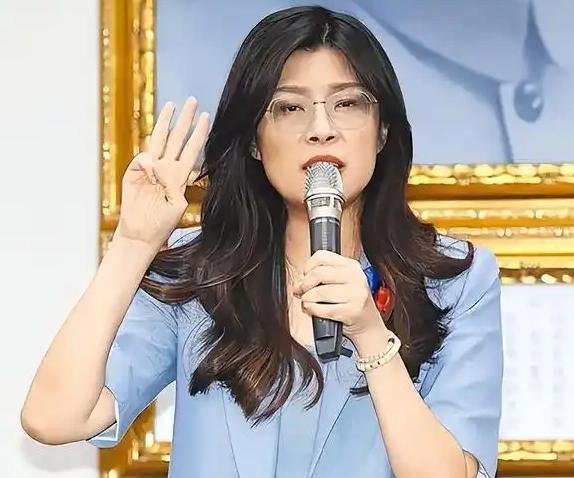 国民党主席郑丽文发表声明，  5月3日，台北某活动现场。洪秀柱坐在台下，郑