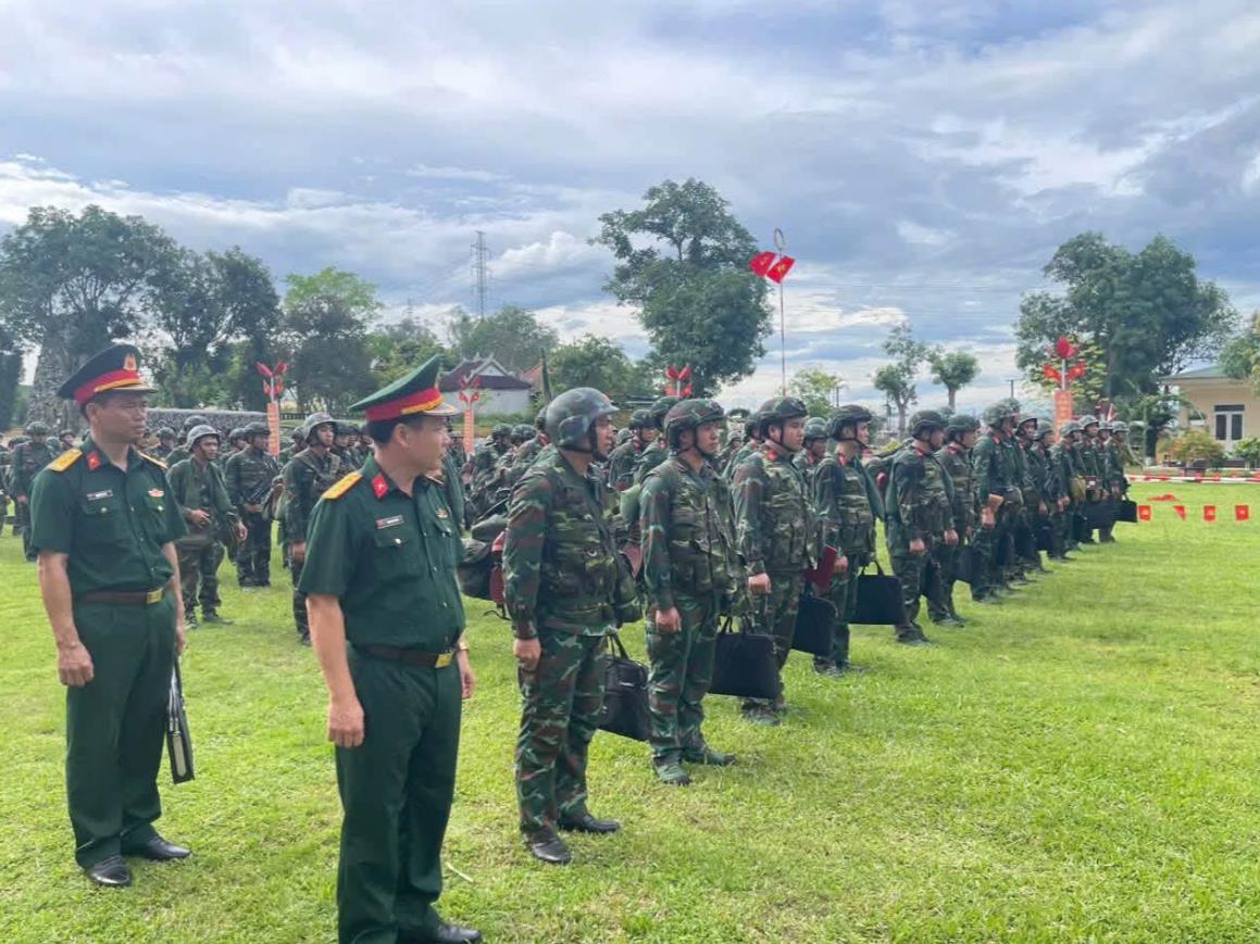 近些年越南军队的单兵装备是越来越现代化了，但是这军姿嘛，不得不说，一言难尽，