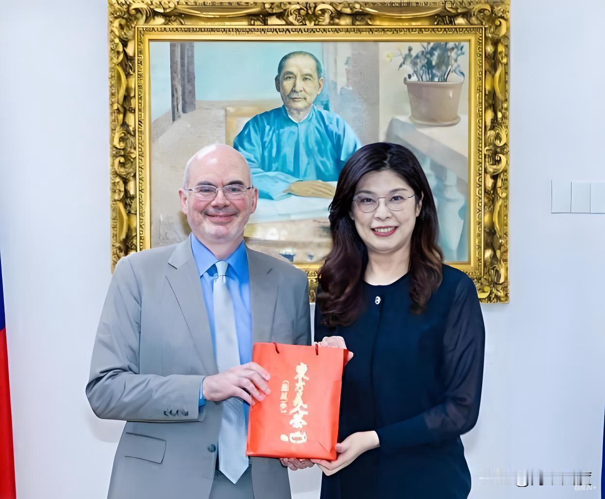 绿营挑刺国民党新闻通报与AIT新闻通报不同，郭正亮曝问过郑丽文，实际情况是这样！