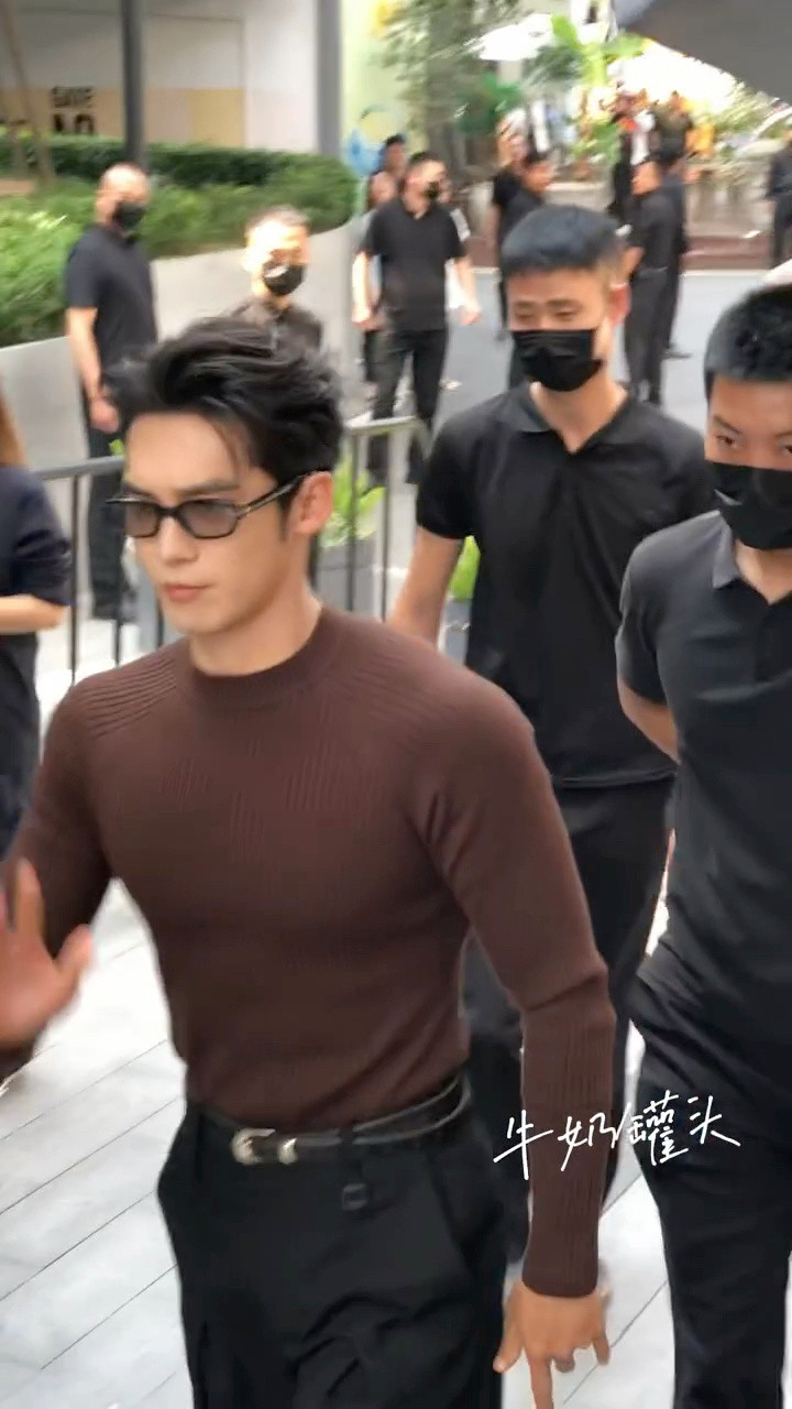 胸肌腹肌清晰可见​​​
