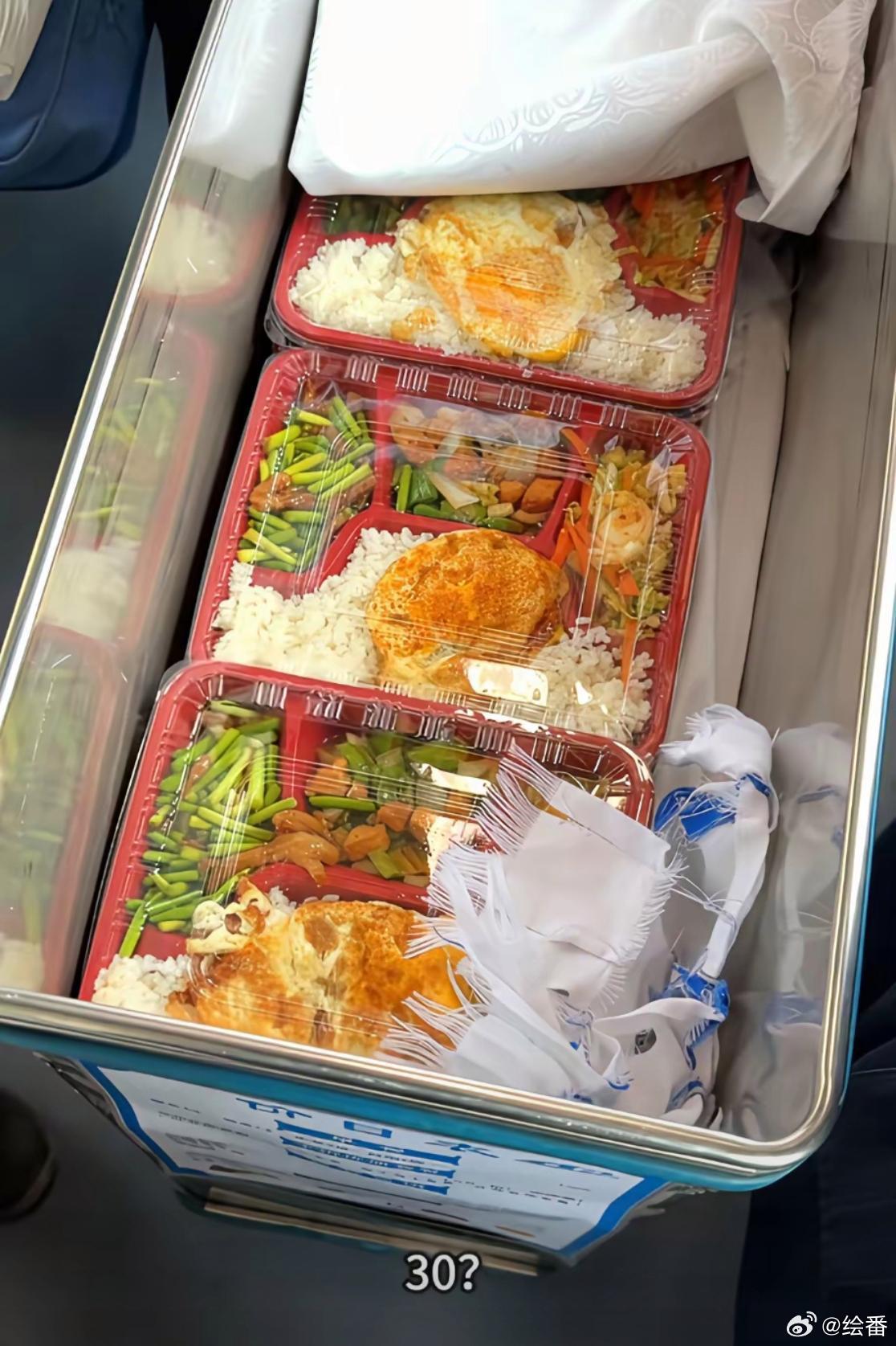 高铁火车盒饭是个神奇物种，来的时候40，回去就变10元了！40买了一份吃了两口咽