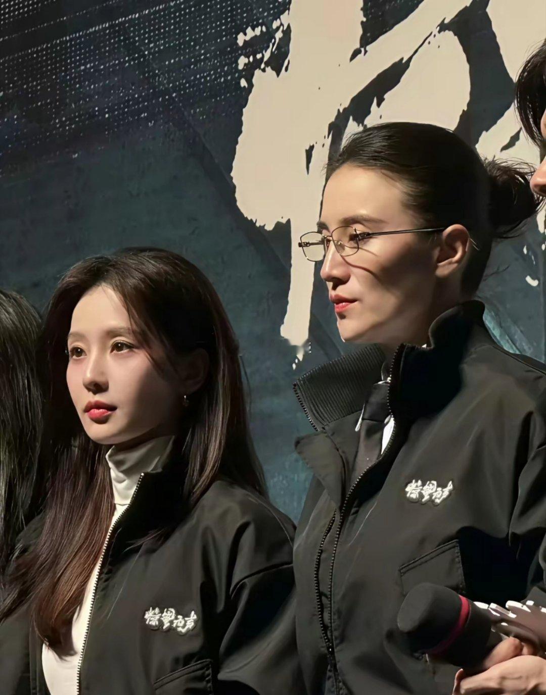 少女感真是玄学，39岁刘诗诗和宋佳同框，嫩的和18一样