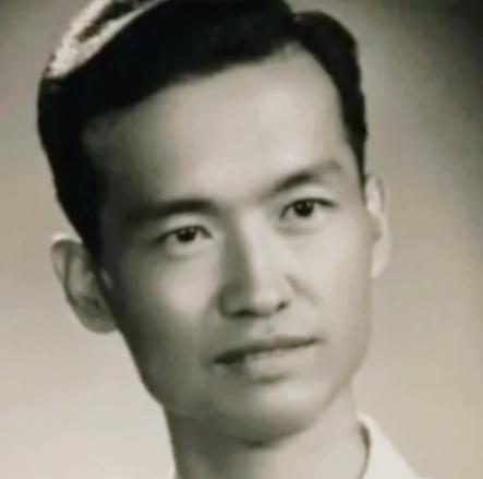 1947年，一敌军少校被我军俘虏，连长刚想审他。怎料，这名少校竟从容地说：“同志