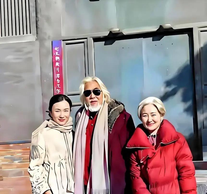 一张全家福，愣是让一屋子人连筷子都停了。75岁的张纪中搂着63岁丈母娘拍照，4