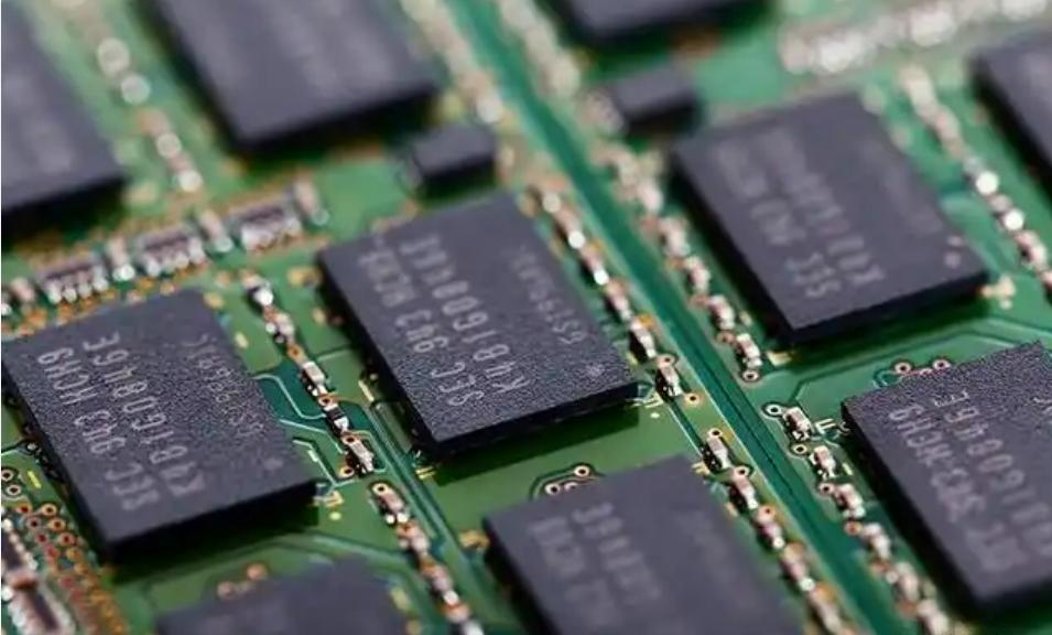 存储芯片价格狂飙！AI服务器成“最大吃货”，涨价潮或持续到2027？🔥202