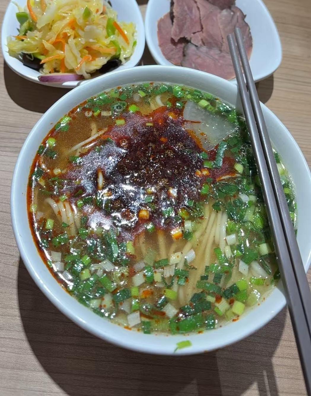 上海非兰州牛肉面馆的牛肉面，这样一碗12元，加牛肉12元，加小菜5元。29元可以