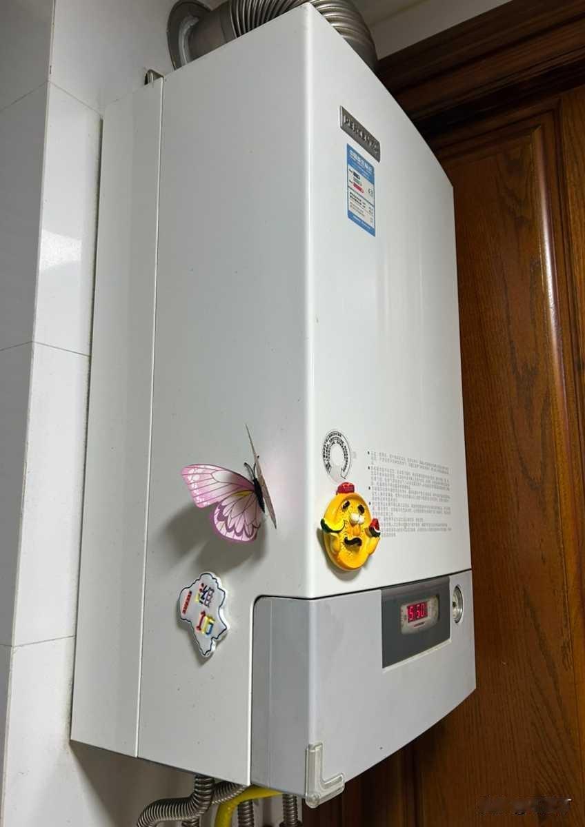 一晚上41块燃气费，这哪是取暖，这是给燃气公司打工。我有个朋友，用壁挂炉取暖，