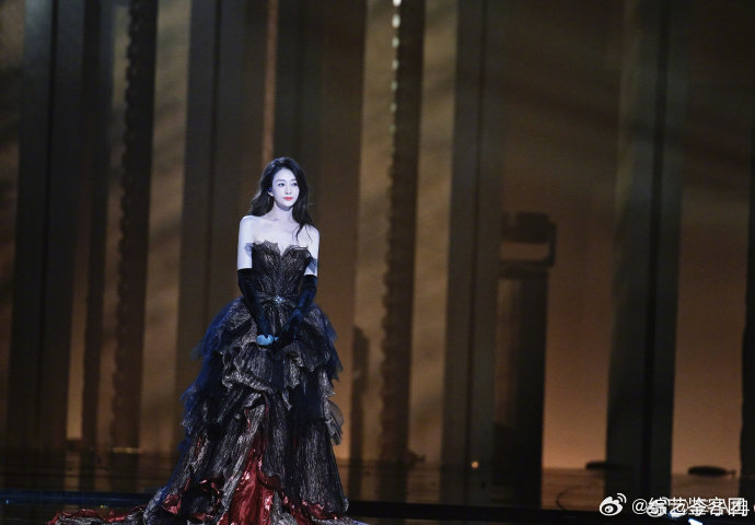 天上地下李小冉最美李小冉熬夜玩游戏也丝毫不见疲态，状态好到离谱