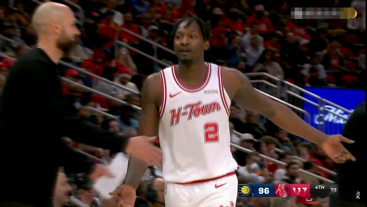 火箭大将芬尼-史密斯的状态真是越来越好了！在今天火箭主场以126：119击败步行