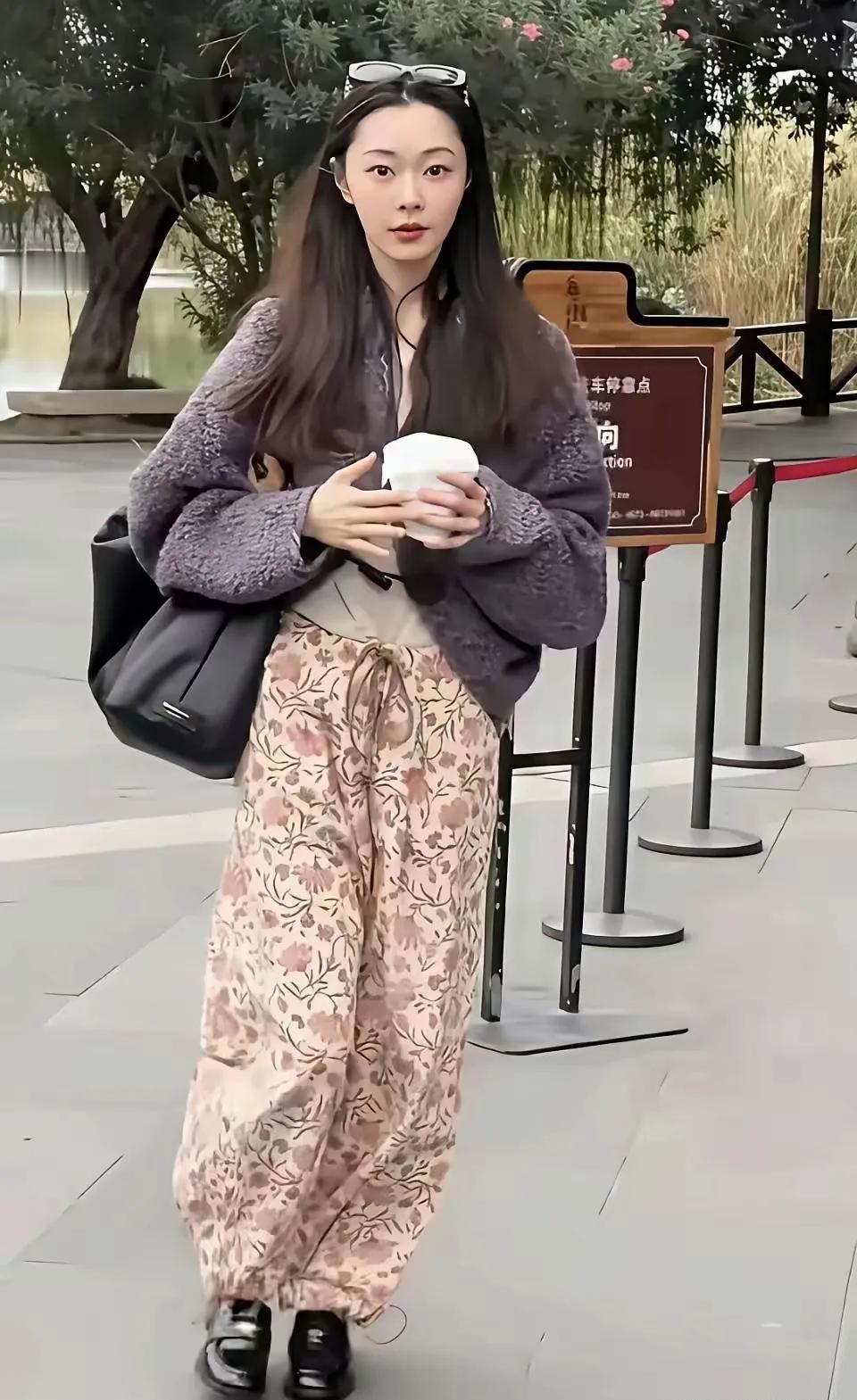 宋轶的春日松弛感穿搭太戳了宋轶这套造型把清新与时髦焊在了一起！浅紫色针织短