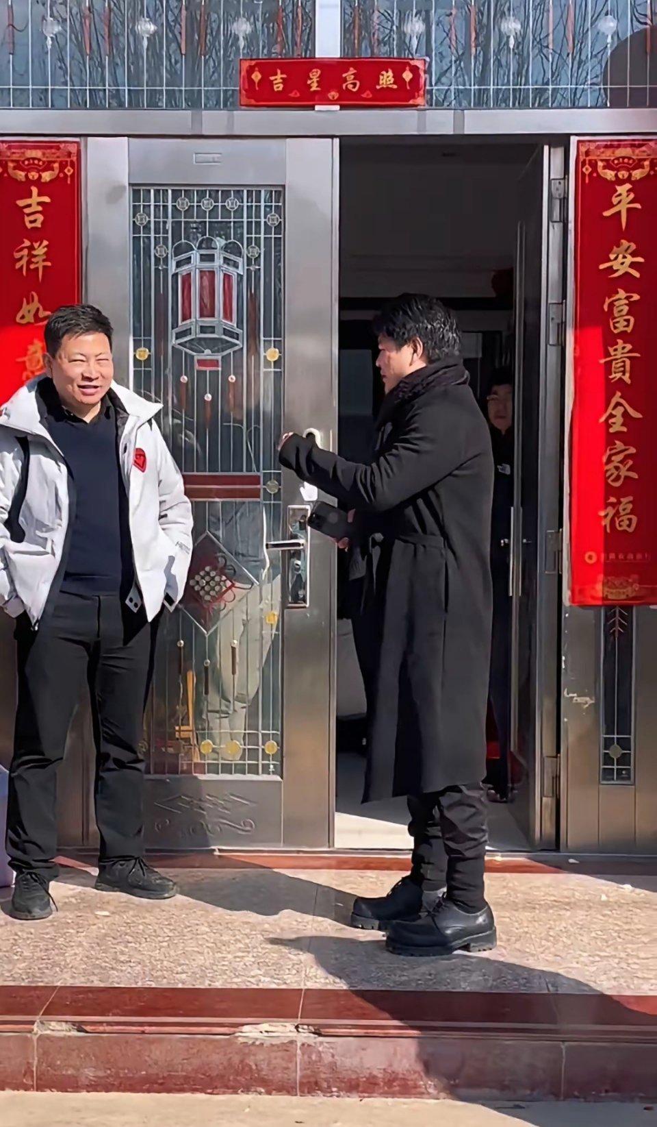 来看看余承东回霍邱过年，在自家门口招呼亲朋时的那份松弛。这一刻，没有鸿蒙生态的迭