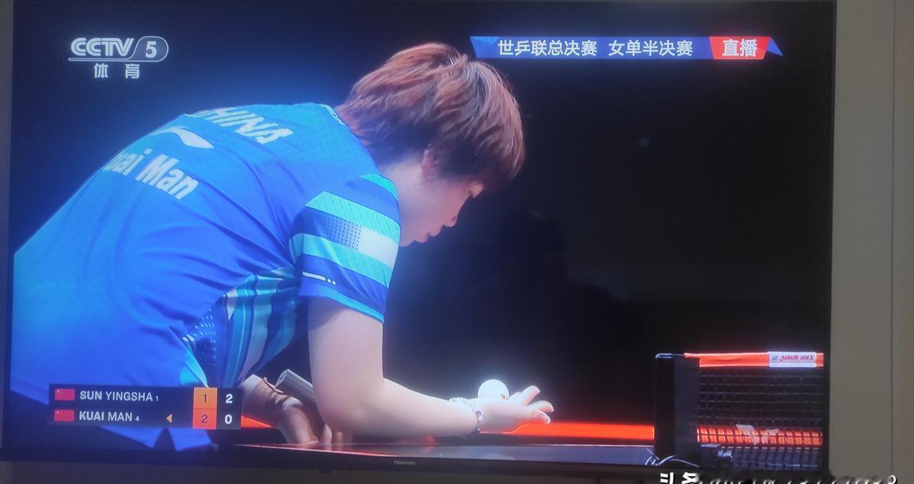 孙颖莎输球，全场起立鼓掌。你看到第五局，她脚步发沉。世界第一的防线，被19岁
