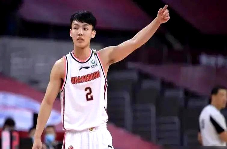 广东男篮新来的塞尔维亚教练，一句话点醒了徐杰，也扯下了联赛不少教练的最后一块遮羞布。这位新来的助教亚