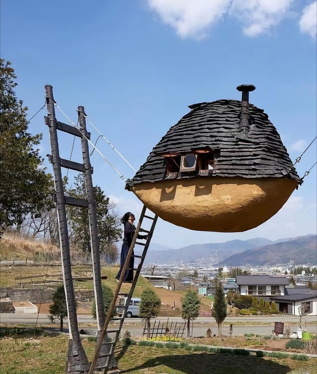 日本建筑师藤森照信，为了应对地震和海啸，在长野的一个乡村建造一个悬空式的小房子。