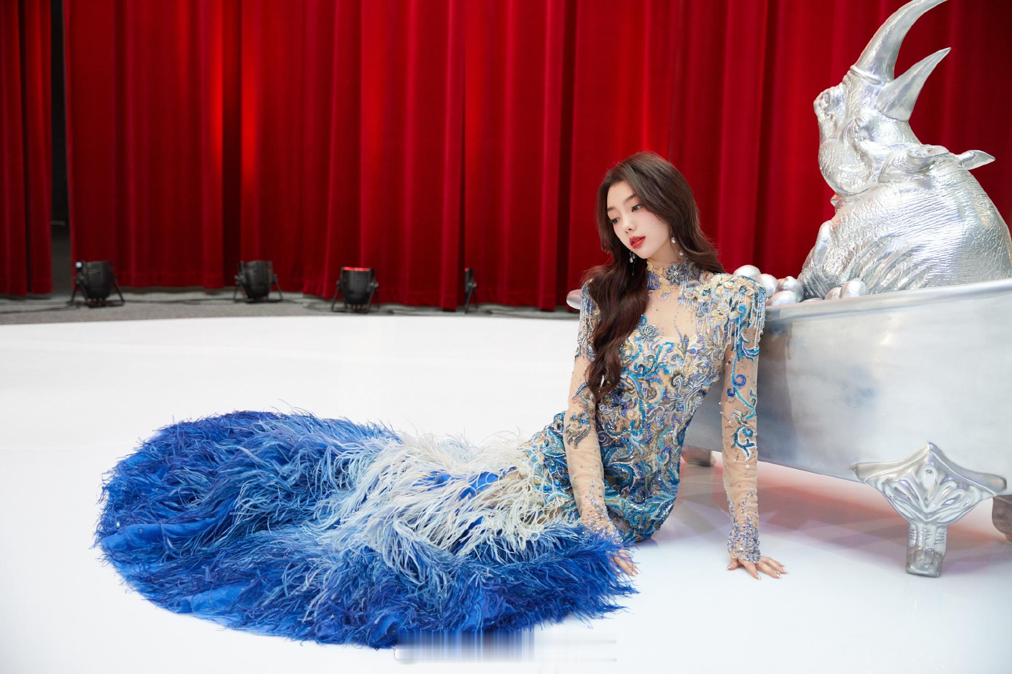 李紫婷青花瓷鱼尾裙曼妙身姿尽显​​​