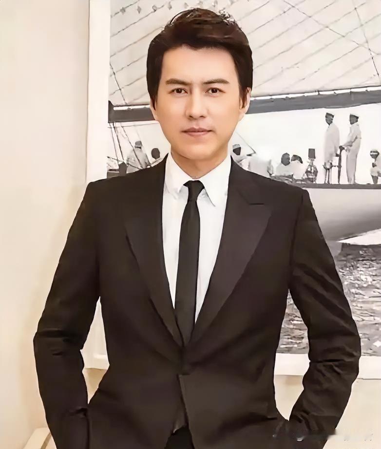 我最想不通的人,就是靳东了,他都快50岁的人了，又是国家一级演员，竟然还