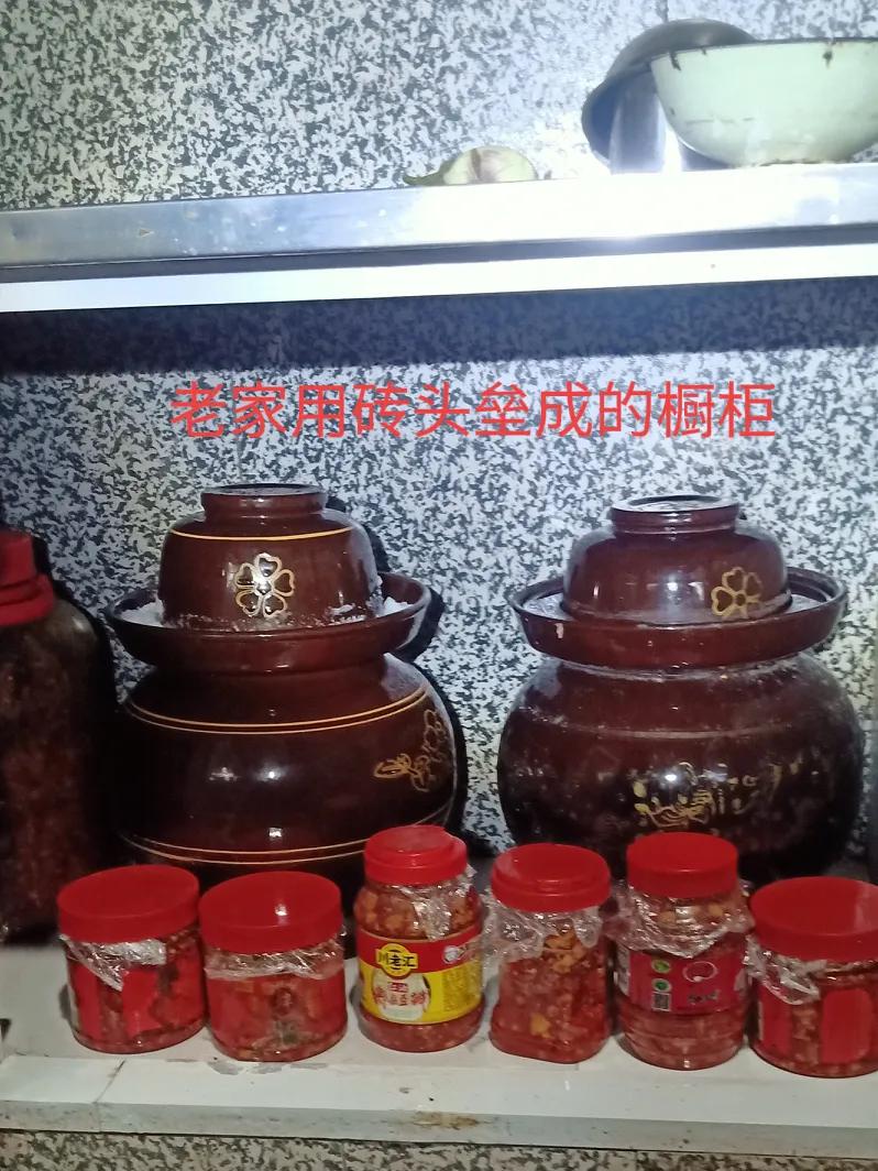 我家的灶台面和橱柜刚好使用11年就坏了。那时不懂行，只听老板说这是石英石材质，价