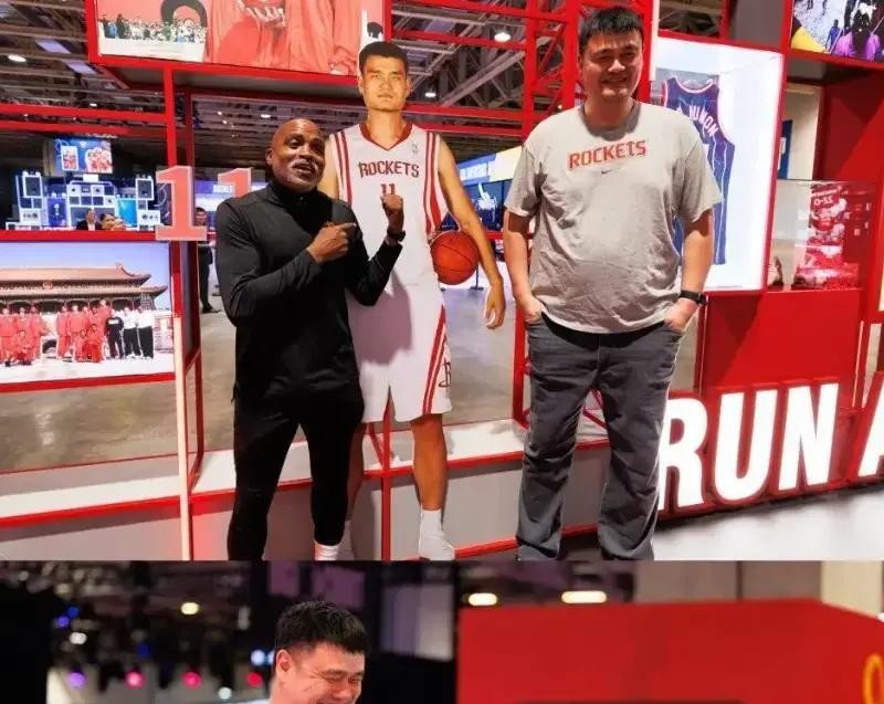 2002年姚明第一场NBA比赛拿了0分2个篮板，被媒体骂水货状元。2026年10月7日，46岁的他穿