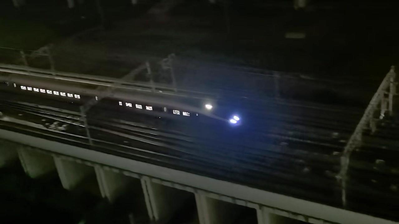 高铁双车首尾相连驶入徐州东，太震撼了！🚄两车几乎首尾相连，一前一后驶入徐州东