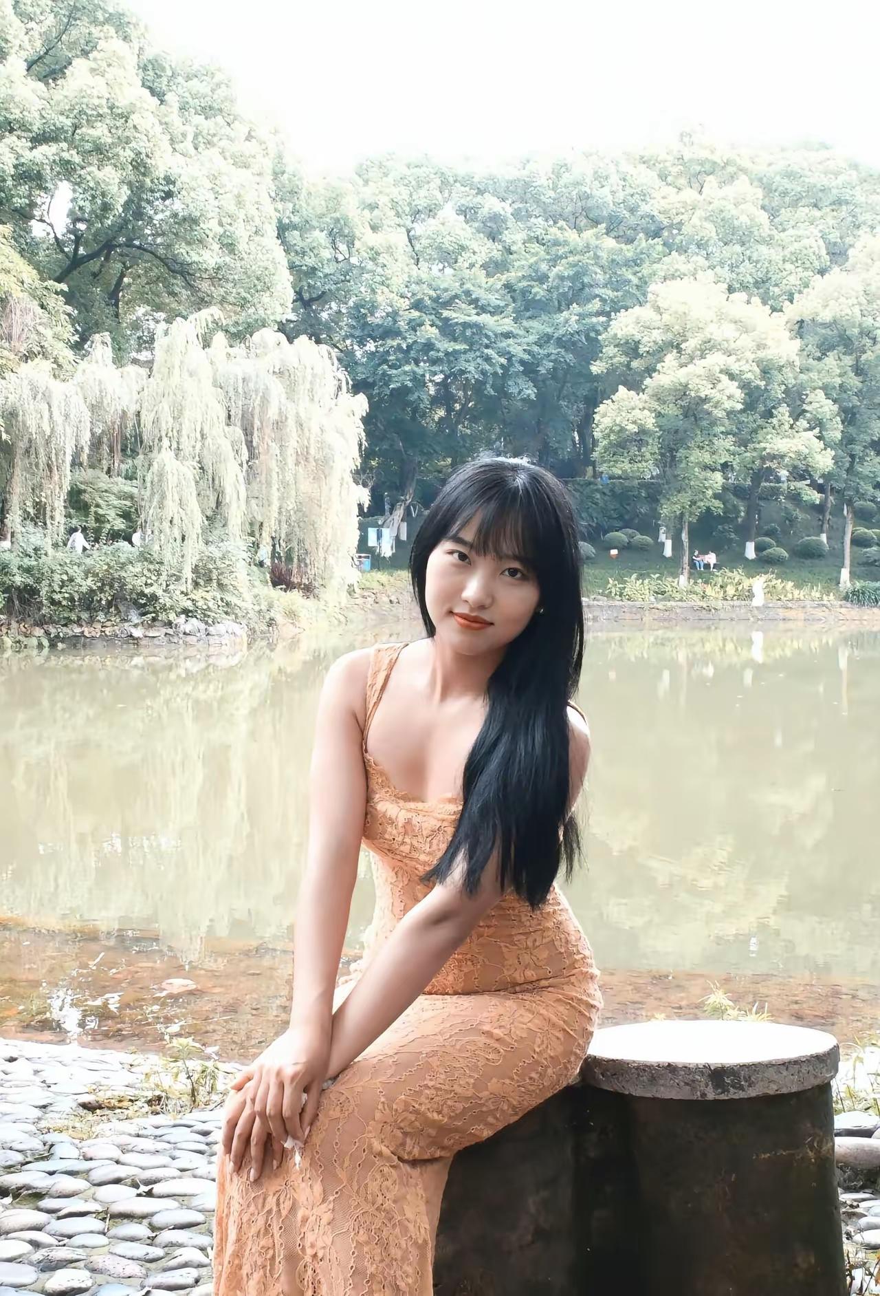 在湖畔的静谧时光，享受自然的美好。