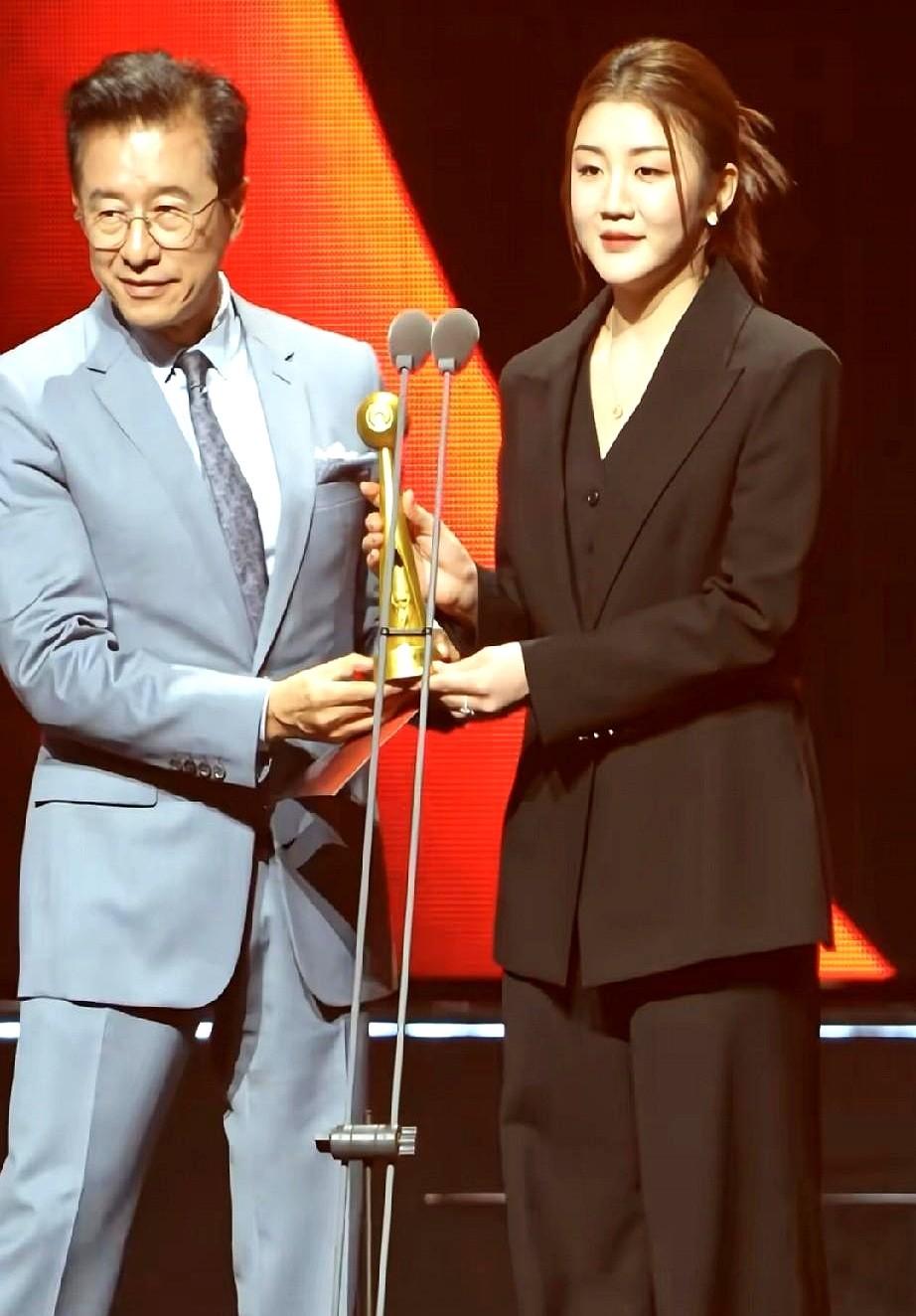 看了陈梦昨晚的颁奖，我才明白，我们羡慕她，可能都羡慕错了地方。颁奖嘉宾上来的