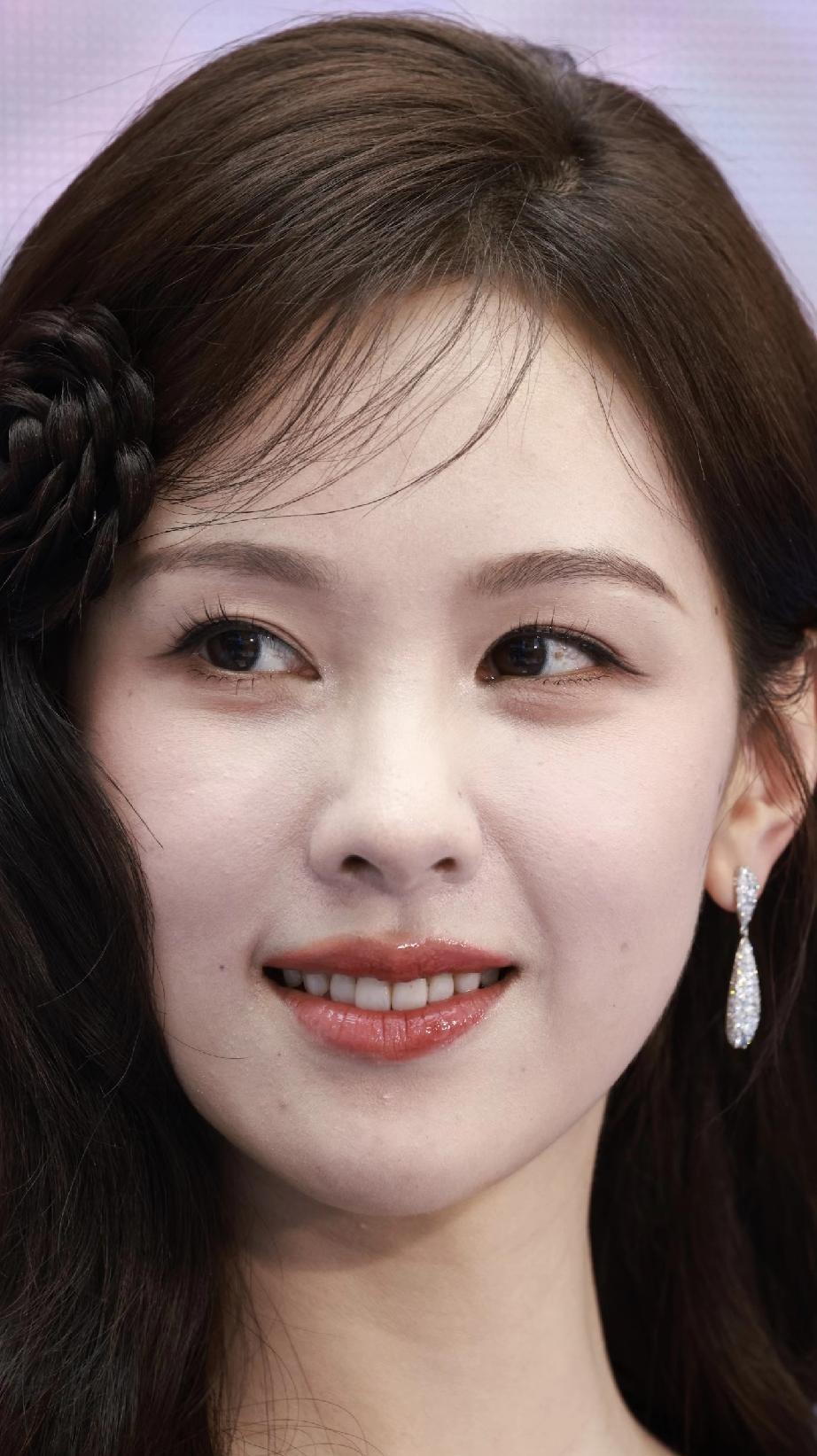 近距离观看女神，依然get不到她的美貌，但是这皮肤是真的好。