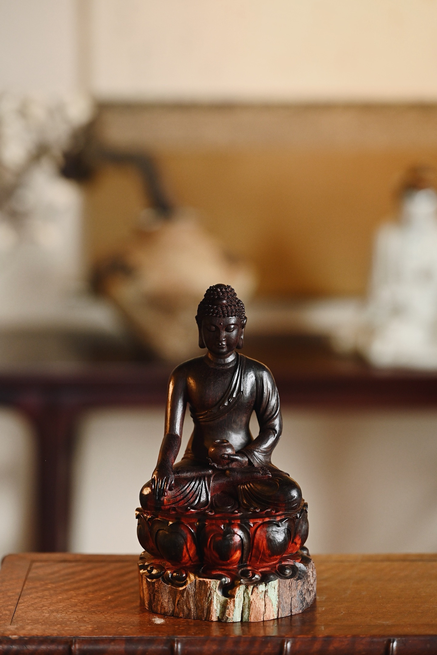 小叶紫檀|释迦牟尼材质醇厚，色泽沉稳。佛像结跏趺坐莲台，持钵安坐，法相慈悲端