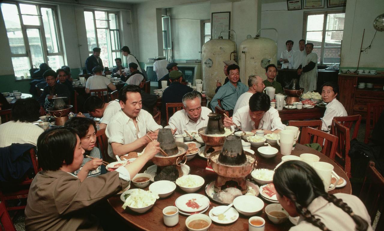 1978年，北京东来顺餐馆里座无虚席，人们围坐在一起吃火锅大快朵颐。当时，能到这