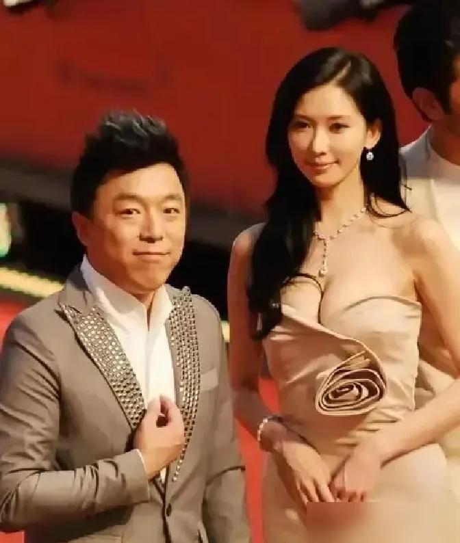 小S在台上那句带着刺的话抛出来时，全场观众都替黄渤捏了把汗。“林志玲跟你亲