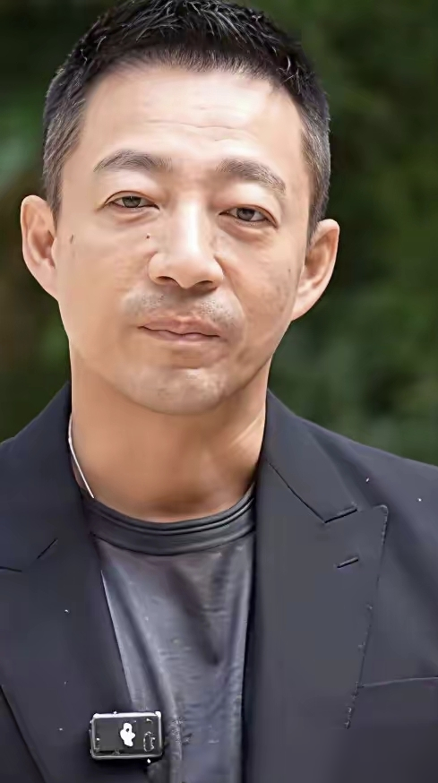 汪小菲那张脸，现在活脱脱就是一部离婚后遗症纪录片。眼神发直，眼袋掉到颧骨上，跟当年三亚婚礼上喊特别愿