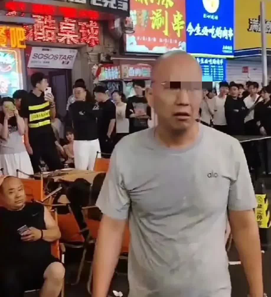 东北人不背这个锅！长春给老外下跪男不是东北人！[