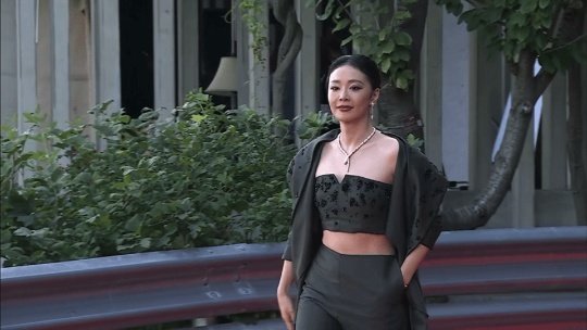 高叶腹肌高叶看着也不是很骨感居然还有这么明显的腹肌吃烤肉的飞飞好羡慕[