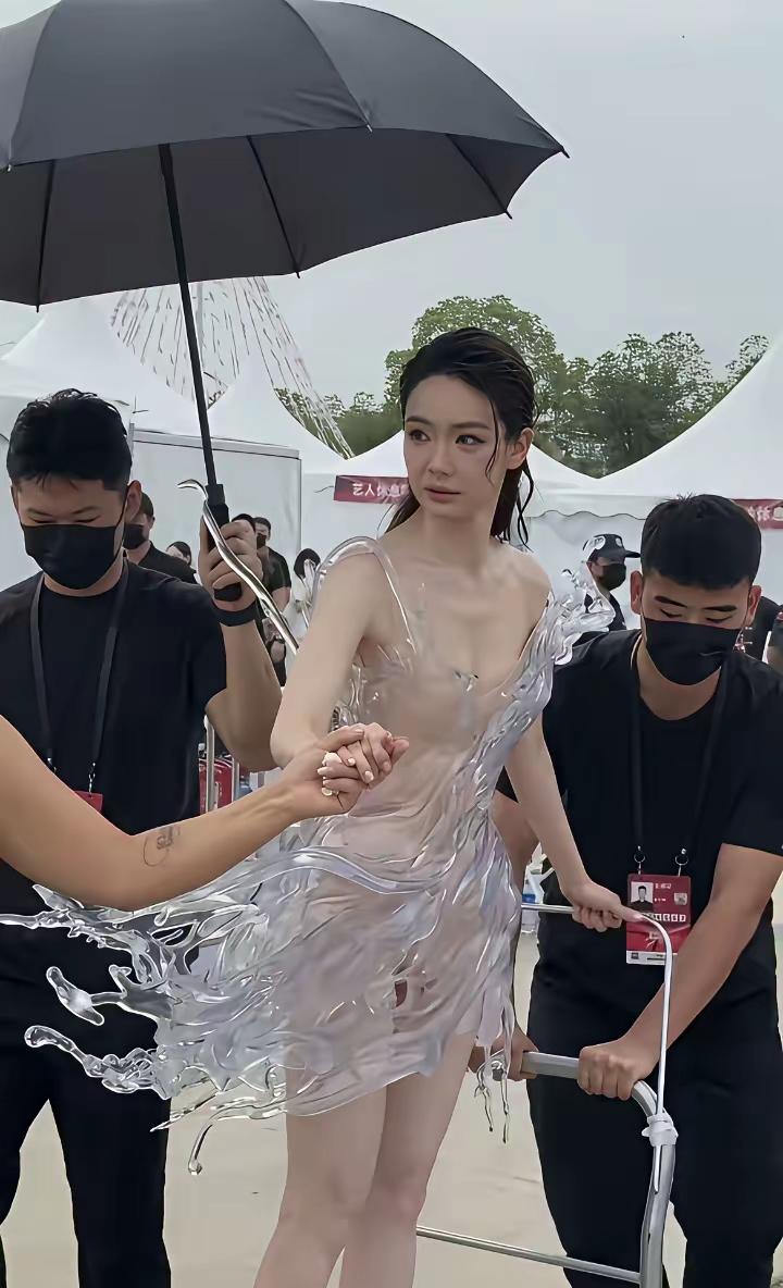 2026年9月25日下午，武汉芭莎之夜红毯时段，戚薇被工作人员用小推车推着进场了