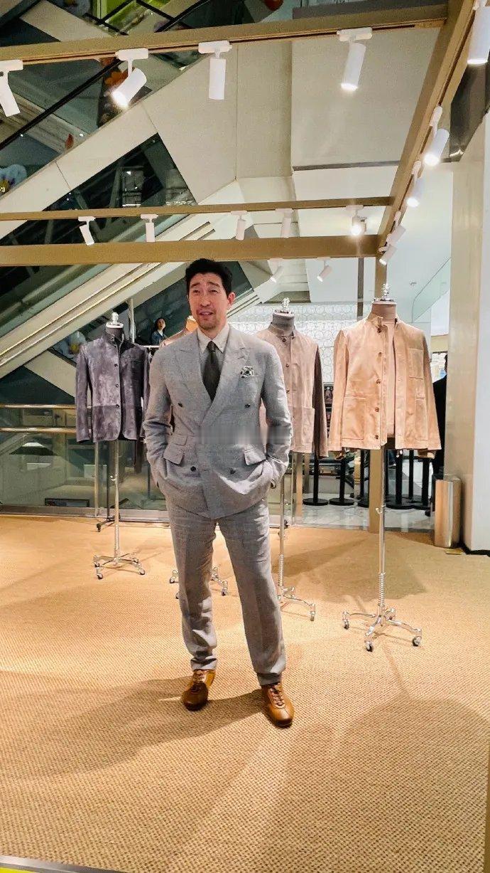 王千源i在北京出席时尚活动配的很有时尚范儿，还展现出了一种雅痞风。里面穿条纹衬