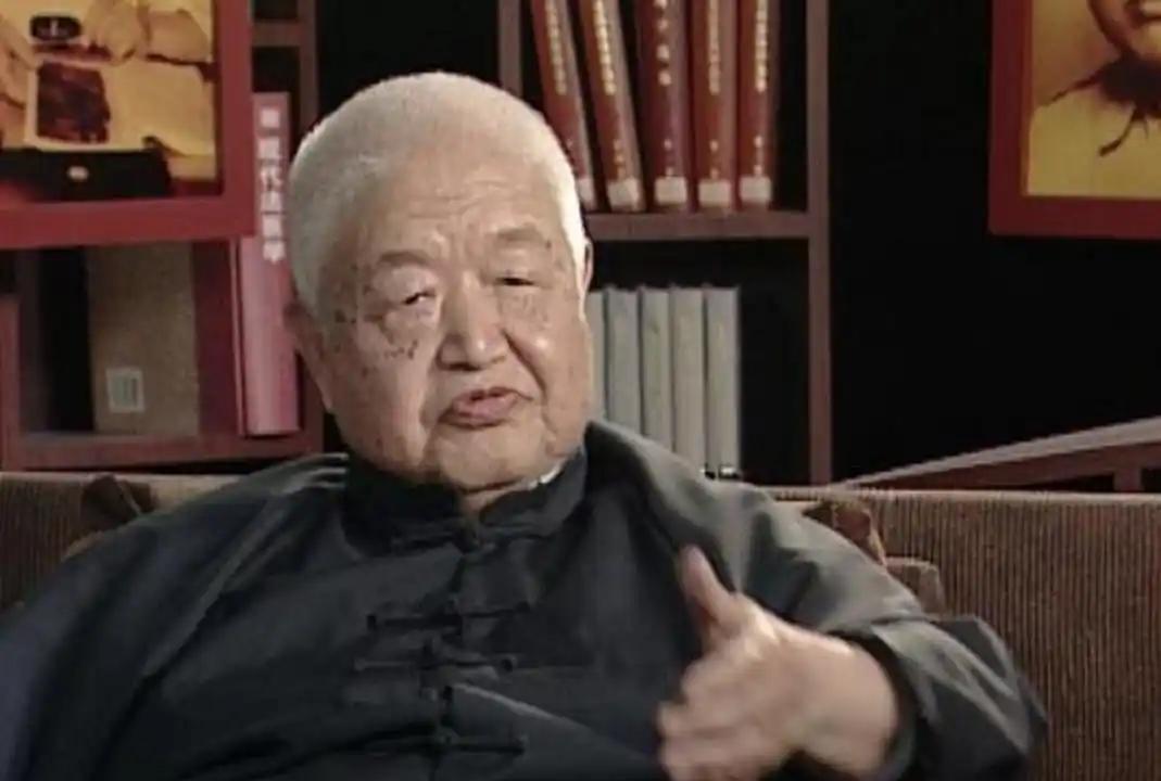 1952年，北大一位教授在路过东城区一个街角时，看到一名妇女摆摊卖字画。他随手翻