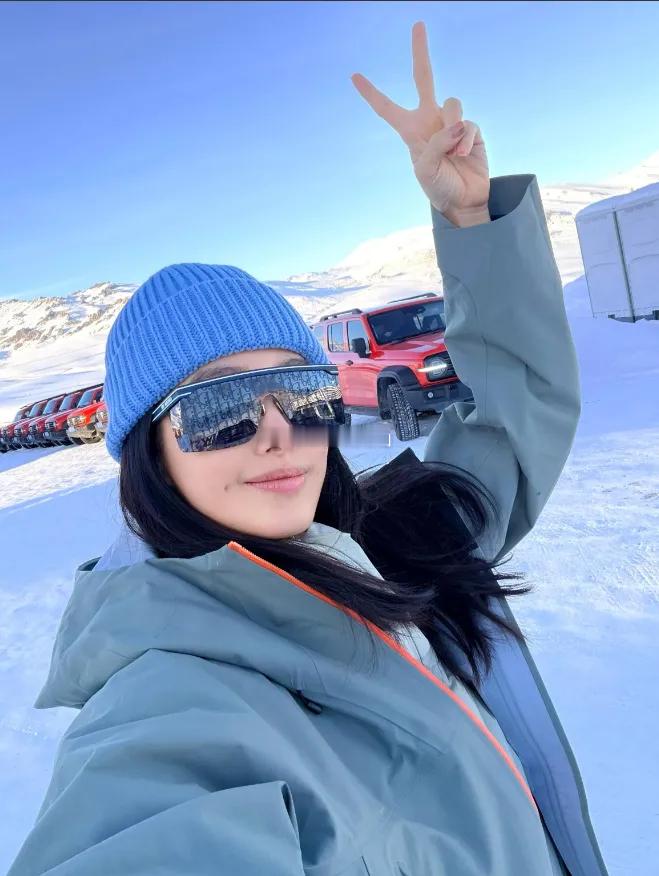 杨采钰也太幸福了吧！晒滑雪照老公高高把她抱起就像是个小公主一样，生娃之后除了工作