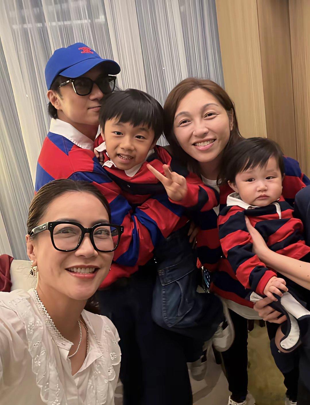 54岁古巨基和家人一起庆祝生日，老婆陈韵晴和两个儿子全部露面。一家四口穿着同款衣