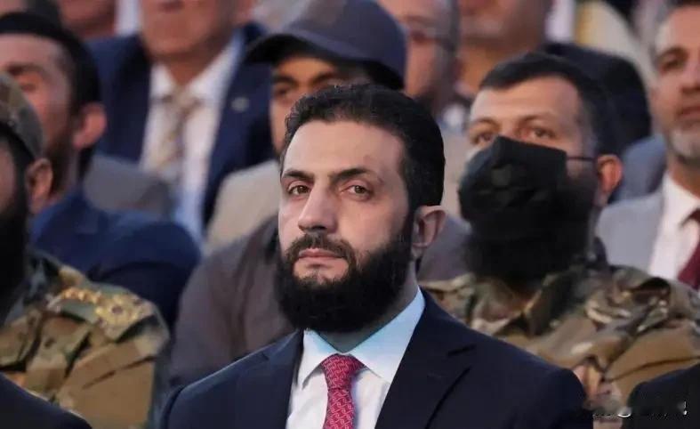 4月26日，叙利亚过渡政府首脑朱拉尼，开启了对阿萨德旧部的首次公开审理，此时距离