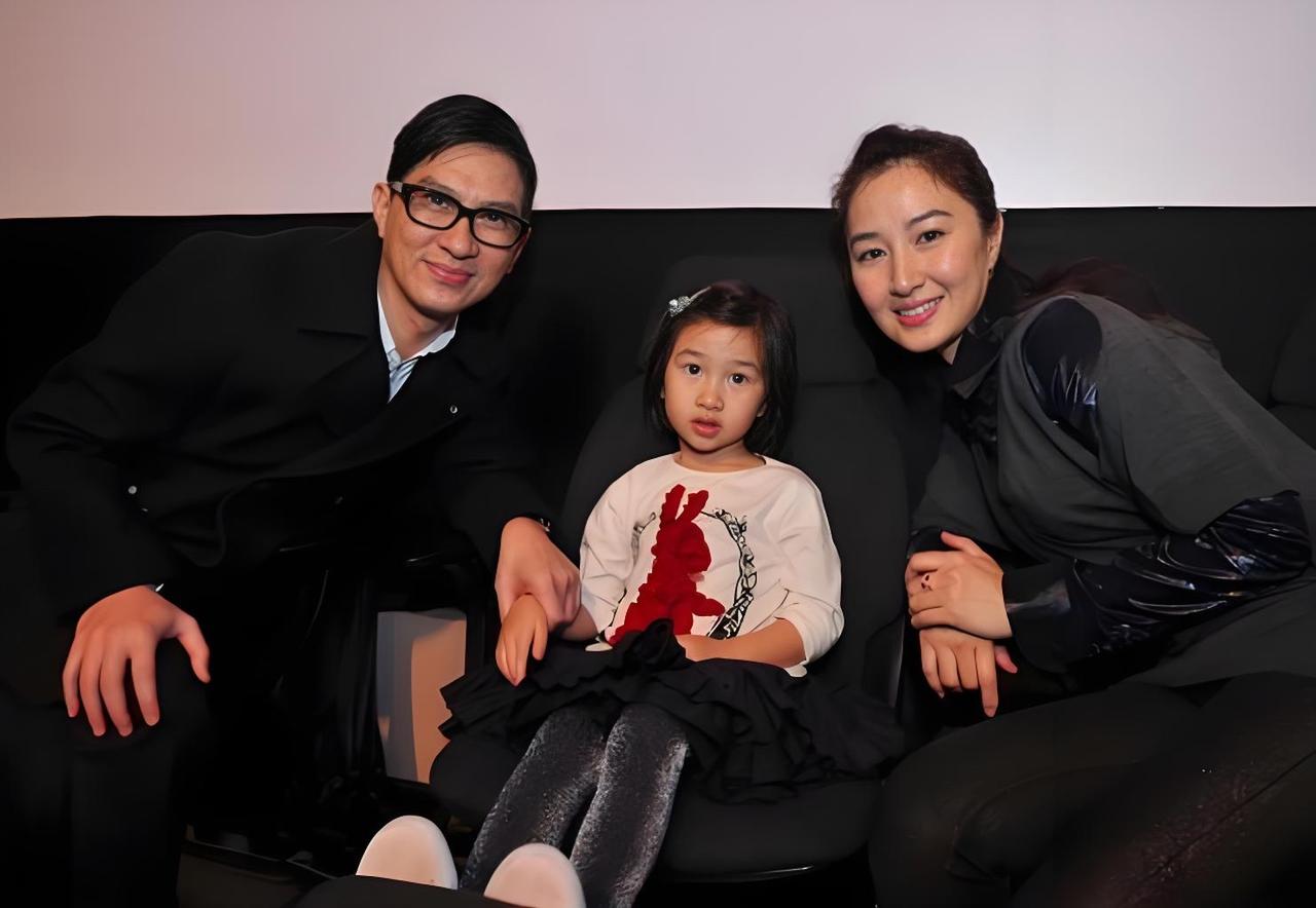 早期，张家辉一家三口的合影，他女儿张童五六岁时的样子。张童的鼻子和爸爸张家辉