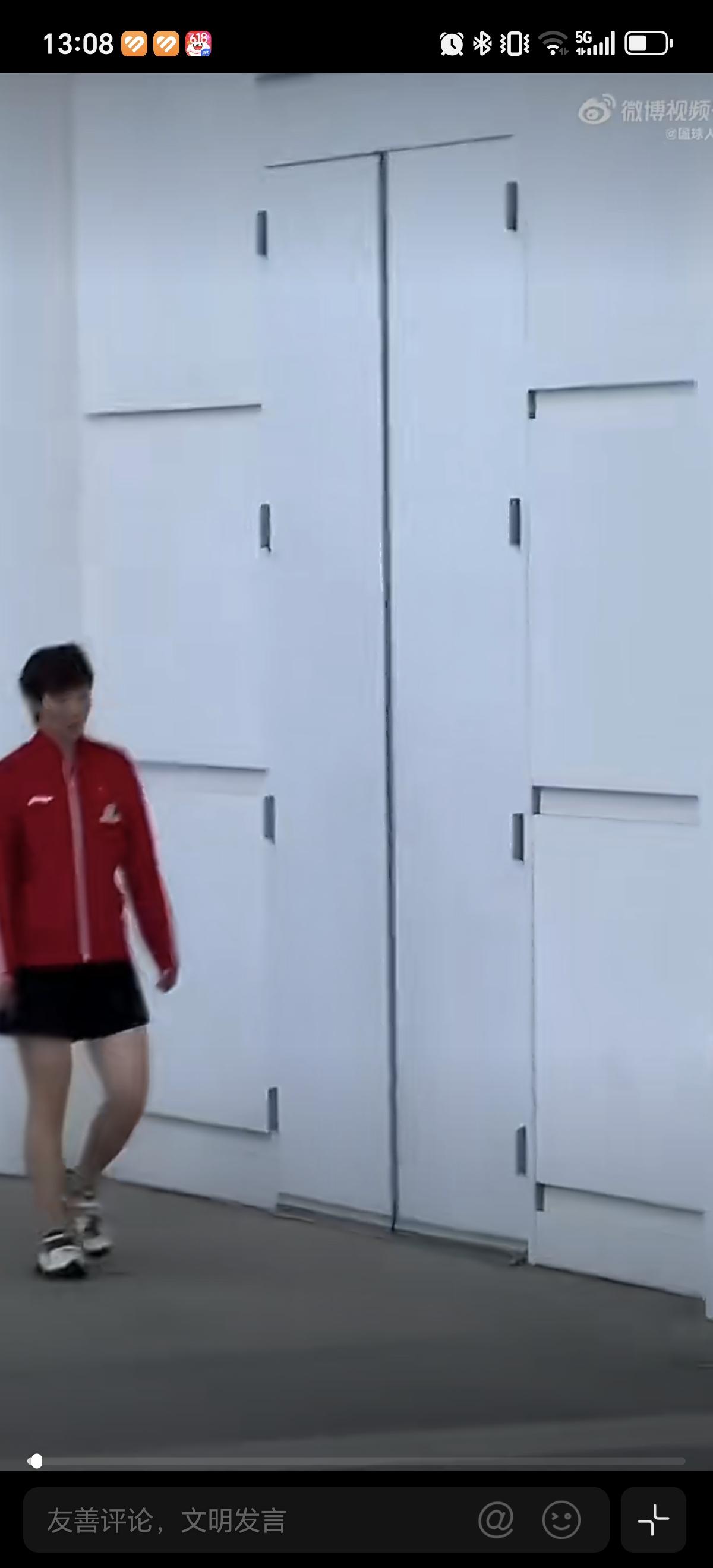 7月1日王曼昱赛后走在路上和马琳两人一句话没说，两人都在思考总结吧！王曼昱这次止