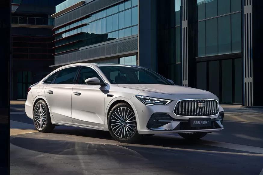 吉利银河星耀7来了！这台插混四驱轿车比星耀6大一圈，车长近5米，轴距2852mm