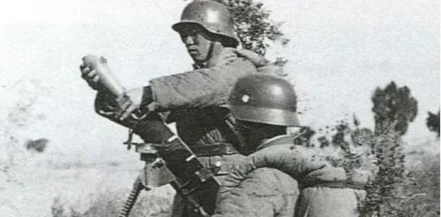 1945年，在山上休息的迫击炮手陈宝柳，忽然发现30多个日军和几个女人，正在不远