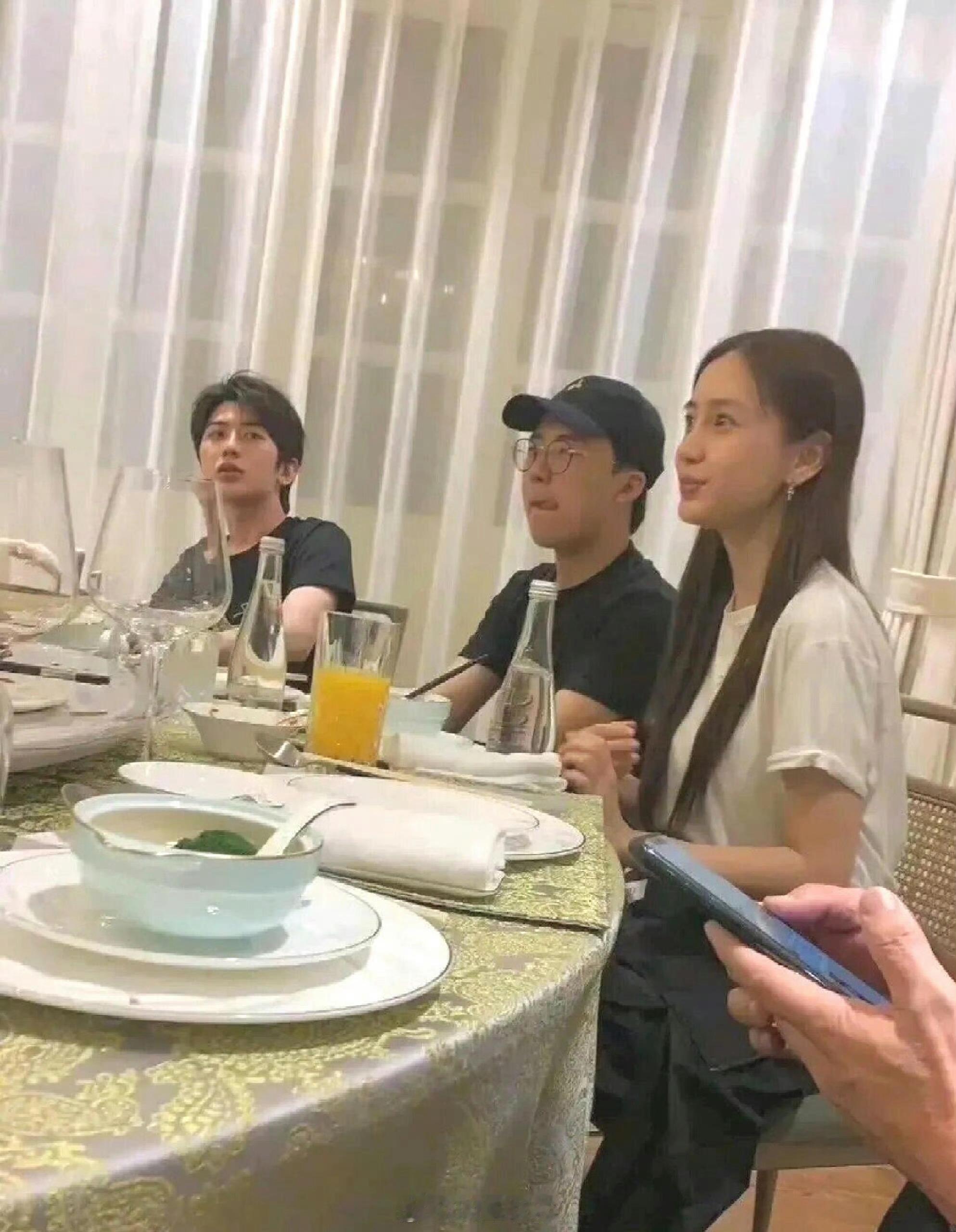 和杨颖一起吃饭的都是富二代吗？​​​