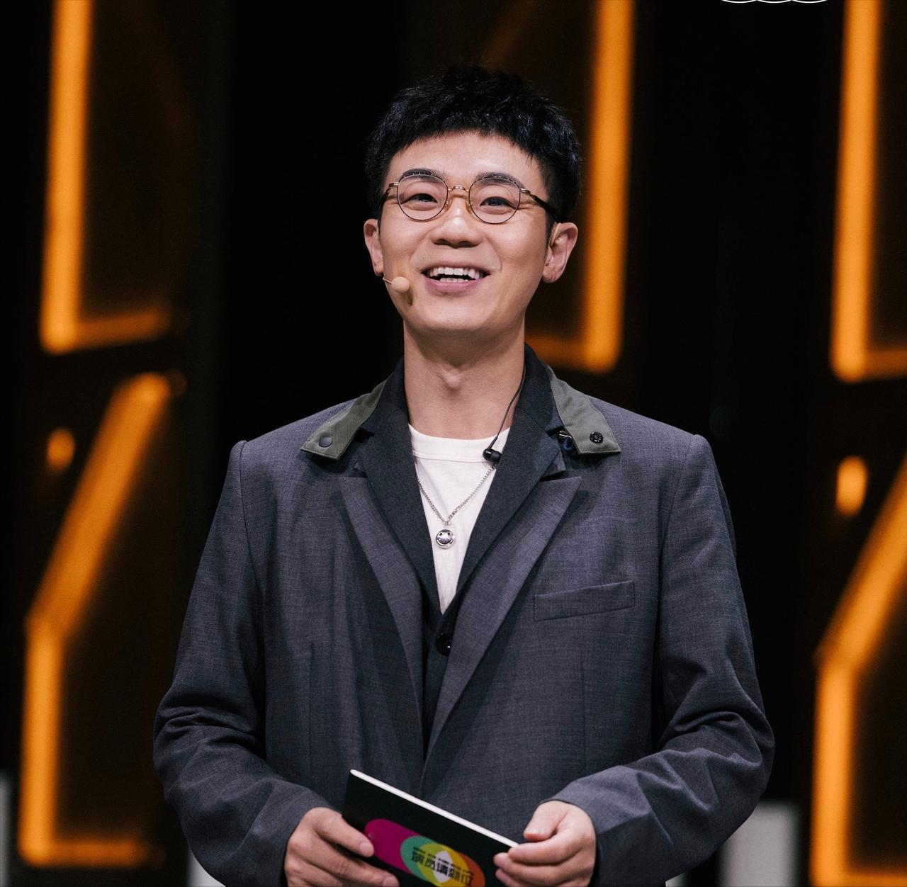 2020年的一次访谈里，主持人抛出了一个藏在观众心里多年的疑问：“当初你是怎么请